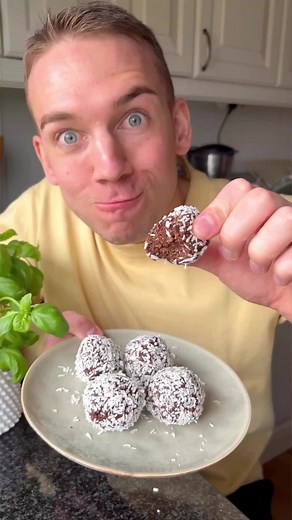 Godaste chokladbollarna!!! 😍🤎 Vaknade upp och var sjukt sugen på chokladbollar idag så frågade er om tips på hur man får till dom godaste chokladbollarna och alltså som ni levererade. Mixade havregryn, brynt smör och florsocker istället för strösocker var några av tipsen och tillsammans blev det verkligen magiskt goda chokladbollar! 🤌🏼 Klicka på SPARA och dela till någon som ÄLSKAR chokladbollar! 😎 100g smör 3 dl havregryn 1,5 dl florsocker 3 msk kakao 3 msk kallt kaffe Flingsalt Börja med 