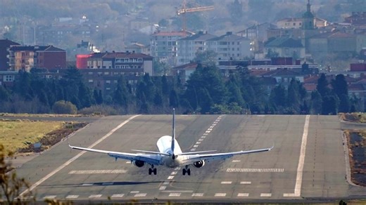 Cinco vuelos desviados en el aeropuerto de Bilbao por el viento