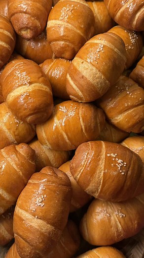 HOW TO PREP YOUR SALT BREAD THE DAY BEFORE 🥐 the key is ✨cold proofing✨ i was able to bake 100 salt breads in just a couple hours using my @Midea-US French Door Refrigerator with AutoFill pitcher to store and perfectly cold proof my dough for my friend’s party! The link to the fridge, recipe, and guide is also linked in bio! #saltbread #mideapartner #mideamakesthewow