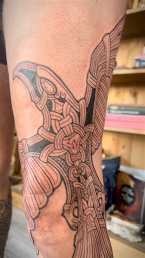 Dan’s Raven, work in progress. I’m really looking forward to sharing where this design is going, as it’s going to be a bit different from anything I’ve done before. “For Huginn I fear lest he come not back, yet more anxious am I for Muninn”. Music: @amplifiedhistory #vikingtattoo #nordictattoo #vikingage #raventattoo #nordicraven | Sean Parry