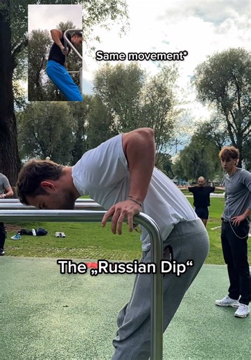 Day 260/333 of giving you quick calisthenics advice👊 Russian dips for the muscle up transition🔥 ➡️ It looks simple, but it trains the exact same movement as the pull-to-dip phase in a muscle up Why it works: ✅ You learn to move your elbows back and up while your chest leans forward ✅ You practice the shift from pulling to pushing under control ✅ You build strength exactly where most people fail: the transition Tip: Try to slow down as much as possible and don’t grip the bar so your arms can do