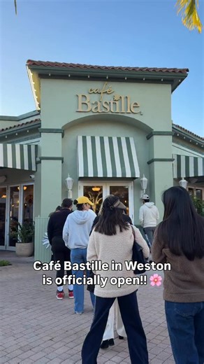 Café Bastille has opened a new location in Weston! 🌸 📍1660 Market St, Weston I’ve been to the one in Fort Lauderdale multiple times and was thrilled to hear they would be opening a location in West Broward. I feel like the Weston area is going to love this restaurant. Btw, if you get the chance, try the Frappuccino and Pancakes, it was 🤌🏼✨ (currently snacking on my leftovers as I write this lol). Appreciate Café Bastille for the invite! Try it for yourself and let me know what you think! 🌼 