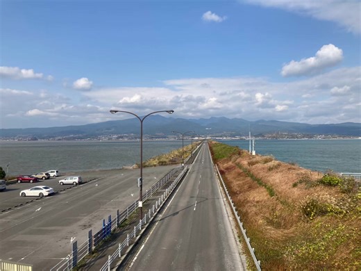 #ocean #Unzen … … Crossing Isahaya Bay! The Unzen-Tara Sea Line is a comfortable driving route | Nagasaki ... The Unzen-Tara Sea Line (Isahaya Bay Reclamation Dike Road) is a straight, toll-free road approximately 8 km long that connects Takaki-cho, Isahaya City, and Agatsuma-cho, Unzen City, Nagasaki Prefecture. Opened in 2007 on the tide-receiving dike of the national Isahaya Bay Reclamation Project, it is known as a scenic driving route over the ocean, shortening the usual 24 km journey to ab