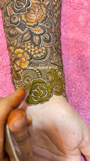 Naba Danish Sarvar | Mehendi Artist ☘️ on Instagram: "#artistoninstagram#mehendireels#explorepage#mehendiartist#reelsfypシ#reelsviral#followforfollow"