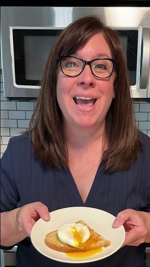 This Genius Hack Makes Poached Eggs So Easy! #eggs #cookingtips #cookinghacks #poachedegg