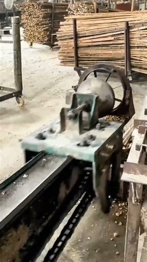 The process of splitting bamboo using an automatic machine #shorts