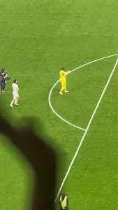 O, fudbale, ti prelepa igro. 🥹 Trener Rena Habib Baje juče je u nadoknadi utakmice protiv Olimpik Marseja uveo čuvenog Stiva Mandandu u igru kako bi ga navijači kluba čija je legenda i za koji je odigrao preko 600 utakmica pozdravili ovacijama jer mu je to bio možda i poslednji meč u karijeri. “Velodrom” je ustao, skandirao njegovo ime, a kapiten Marseja Leonardo Balerdi mu je čak stavio Olimpikovu traku oko ruke. Evo, ježim se dok pišem. | Sportske.net