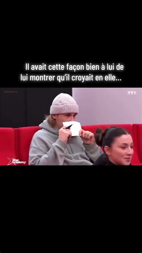À l’époque, il trouvait toujours un moyen de lui montrer son soutien… Un mot glissé au bon moment, une petite attention, une occasion saisie pour la mettre en lumière et lui donner un coup de pouce. Il avait cette façon bien à lui de l’encourager, parfois discrètement, parfois un peu plus ouvertement, en s’autorisant quelques petites libertés… Des gestes simples, mais qui comptaient pour ceux qui les remarquaient. Et quand on revoit ces moments aujourd’hui, ils gardent toujours cette petite douc