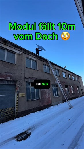 PV-Anlage I Photovoltaik Installation I Sachsen I Berlin | Modul fällt 10m vom Dach und das passiert 😳🥶 PS: Das Modul war defekt deswegen haben wir es genutzt um euch es zu demonstrieren.... | Instagram