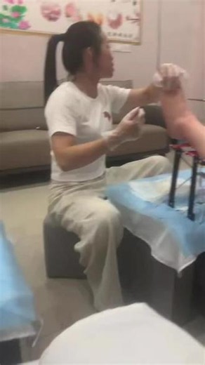 足底按摩是一种传统的中医疗法，通过按摩足底穴位来促进身体健康。以下是足底按摩的几个主要好处：1、促进血液循环足底按摩能够刺激足底的许多穴位，这些穴位与身体的各个器官相连。通过按摩，可以促进局部的气血循环，有助于改善全身的血液循环。2、改善睡眠质量足底按摩有助于放松身心，通过刺激足底的神经末梢，可以缓解紧张情绪，从而帮助改善睡眠质量。3、缓解疲劳对于经常站立或走动的人来说，足底按摩能够舒筋通络，缓解