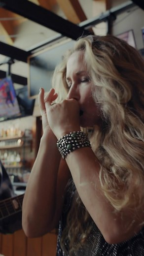 I ain’t no Barfly, but it’s fun to flip the switch isn’t it ladies? BARFLY off of The Barfly Sessions Vol 1 @matthewthomasking #heidi #heidinewfield #countrymusicartist #barfly #singersongwriter #countrysinger #musicianlifestyle #songwriterlife | Heidi Newfield