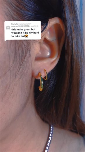Reply to @ewwwwwwwwwwwww3638292992 Here's how to take it out🤗 #doublepiercing #goldjewelry #jewelry #twistearring #earringhack #earcuff #earringlover #earrings #losangeles #earringslovers #aesthetic #foryoupage
