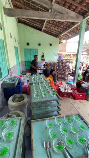 Persiapan hidangan penutup untuk acara Resepsi Bikin acara spesialmu makin seru dan berkesan dengan hidangan penutup Es Krim Pak Sri untuk segala jenis acara : * Resepsi * Acara Keluarga * Ulang Tahun * Halal Bi Halal * Kerjasama Catering, dsb #eskrimpaksri #klaten24jam #boyolali24jam #cateringklaten #fypシ