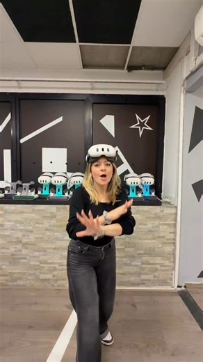 CAMILLA DENTI ✈︎ Travel Creator / Emilia Romagna e Veneto on Instagram: "Un’escape room in realtà virtuale senza controller 🤯 Un’esperienza VR immersiva con hand tracking, dove usi solo le tue mani per muoverti, risolvere enigmi e vivere un vero gioco in realtà virtuale. Da MetaEscape scegli tra diverse VR escape room: 🪄 scuola di magia stile Hogwarts, incantesimi, enigmi, avatar realistico e escape room fantasy 🧟‍♂️ modalità survival zombie, VR gaming adrenalinico con livelli di difficoltà c