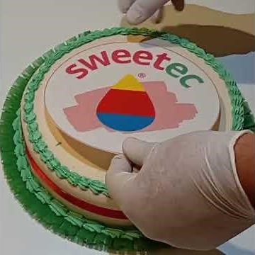 Πως εφαρμόζω το βρώσιμο φύλλο εκτύπωσης από βάφλα στην τούρτα μου .