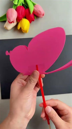 Make a butterfly with cardstock and straws that can flap its wings, it's very beautiful