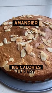 Gâteau fondant aux amandes & citron→ Sans gluten, 100% plaisir, 4 ingrédients seulement !Un gâteau moelleux, parfumé, et ultra simple à réaliser…Idéal pour une pause fraîcheur en été ☀️Avec son goût d’amande et ses zestes de citron 🍋, c’est le combo parfait entre douceur et légèreté !📝 Ingrédients pour 8 parts : • 150 g de poudre d’amandes • 4 œufs • 60 g de sucre • Les zestes d’un citron bio 🍋🥣 Préparation : 1. Mélange les 4 jaunes d’œufs avec le sucre. 2. Ajoute la poudre d’amandes zestes