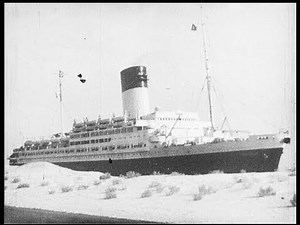 Ships pass through the Suez canal in 1940