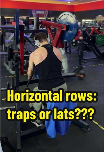 Horizontal rows but you aren’t quite sure what you should feel or do? This video is for you! Horizontal rows are a great way to get thickness to your back. This thickness usually comes from traps (”upper back”), erectors and upper lats. When you are rowing, there are two main ways to do it; one targets your traps, the other your lats. When you want to target your traps, you want your shoulders to be moving freely and get your shoulder blades to move as much as possible (separated and together), 