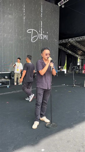 Penasaran gimana suasana soundcheck saat @Buzz Youth Fest di Banjarbaru?! Stay tune di video ini yaaa!! #buzzyouthfest #kontenermusic #brianprasetyoadi