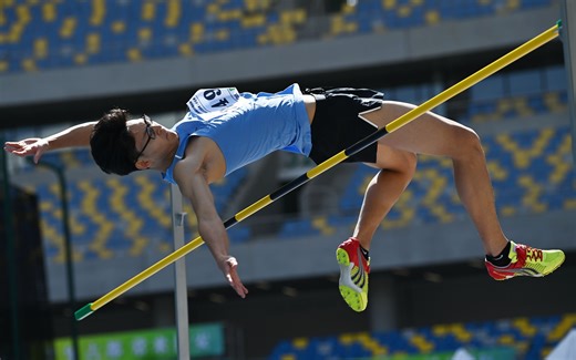 为什么背越式跳高那么牛，专家说背越式跳高是最优的过竿方式