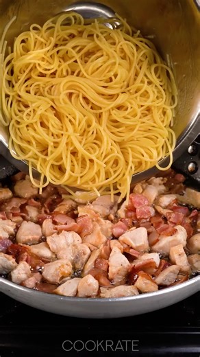 Tee Tee on Instagram: "Ingredients bacon: 200 g (7.1 oz) chicken breast: 1 pc lemon juice: 10 ml (0.3 fl oz) red onion: 1 pc garlic: 10 g (0.4 oz) pasta: 400 g (14 oz) water: 1 l (34 pt) cheese cream: 200 g (7.1 oz) milk: 200 ml (6.8 fl oz) cooking cream: 200 g (7.1 oz) garlic: 15 g (0.5 oz) vegetable seasoning: 1 pc avocado: 1 pc red onion: 1 pc tomatoes: 2 pc cucumbers: 2 pc parsley: 10 g (0.4 oz) Sauce salt: 3 g (0.1 oz) black pepper: 2 g (0.1 oz) salt: 4 g (0.1 oz) italian seasoning: 1 g (0.