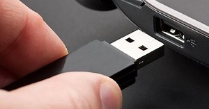 Conoce la historia de la primera memoria USB, la ThumbDrive que desplazó al disquete y al CD