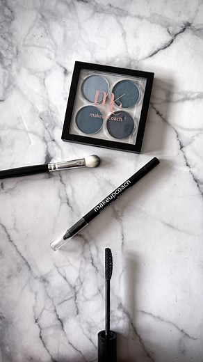 Blau zu braunen Augen? 𝘞𝘦𝘳𝘣𝘶𝘯𝘨/𝘶𝘯𝘣𝘦𝘻𝘢𝘩𝘭𝘵 Der Klassiker, den man in den 80ern einfach ständig gehört hat (ok, hatten alle so gelernt, mag auch an vielen toll aussehen, aber meins war es nie!) außer ich habe mal ein wirklich passendes blau für mich entdeckt, eins das ich mag, an mir mag! Und hier seht ihr es: ATLANTIK von @makeupcoach.de ist so eine Farbe für mich. I like 💙 #blue Welche ist deine Farbe, wo du nicht so ganz ran kommst und Super pingelig bist (wenn du sie überhaupt 