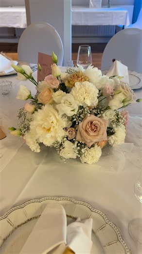 Flower Workshops & Floral Design für Hochzeiten & Events on Instagram: "Zarte Rose - und Weißtöne. 🤍🌸 Tischgestecke sind ein echter Hingucker auf euren Gästetischen. Sie können in unterschiedlichen Größen, Formen und Farben gestaltet werden. Ganz individuell zu euch passend. #hochzeit #braut #wedding #brautstrauß #brautpaar Trauung Dekoration Tischdekoration Weddingdecor Hochzeit2026 Heiraten Hamburg"
