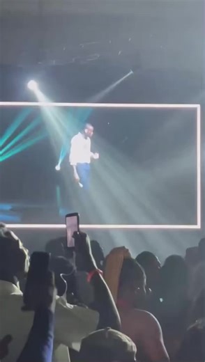 Fireboy DML performing “Bandana” at his Lagos concert. 🇳🇬🔥 #FireboyLiveinLagos