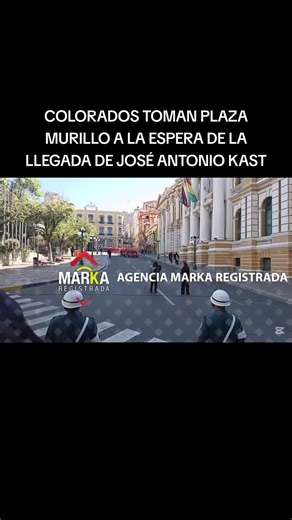 Colorados toman Plaza Murillo a la espera de José Antonio Kast