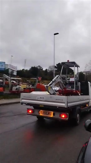 🔴 VENDIDA 🔴 💥 Takeuchi TB016 💥 Esta máquina se va directa a trabajar a los viñedos de Meis 🍇 al servicio de la reconocida marca Paco & Lola. Orgullosos de que nuestra maquinaria forme parte de proyectos de primer nivel. Gracias por la confianza depositada en nosotros. 📞 Seguimos con maquinaria disponible y nuevas llegadas. | Makitrucks, S.L.