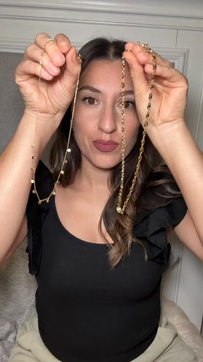 38 reactions | Hack!  Cómo poner en capas 2 collares del mismo tamaño! #milunaaccessoriesandclothing #miluna #milunaaccessories #milunaac #waterresistantjewelry #tarnishfreejewelry #hypoallergenic #hypoallergenicjewelry #hack #jewelry #jewelryhacks #necklace #necklaces #layeringnecklaces #layeringjewelry | 푀푖 푙푢푛푎 ᴀᴄᴄᴇssᴏʀɪᴇs & ᴄʟᴏᴛʜɪɴɢ | Facebook