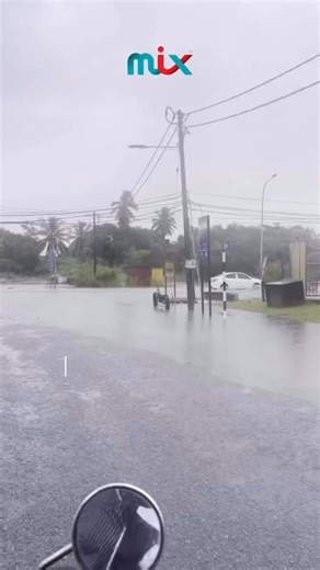 Flood conditions in Jejawi, Perlis. Everyone in affected areas is urged to stay alert and prioritize safety. Avoid flooded roads, follow official updates, and take extra care when moving around during these heavy rains. 💙 Credit: Aida Yasmin #AstroAudio #MIXTodaysBestMusic #MIXApp | MIX (Malaysia)