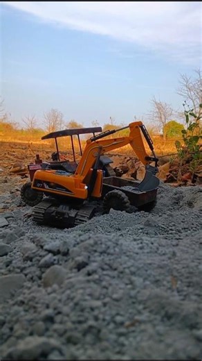 REMOTE CONTROL EXCAVATOR VS TRACTOR ‪@DREAMTOYSZ‬
