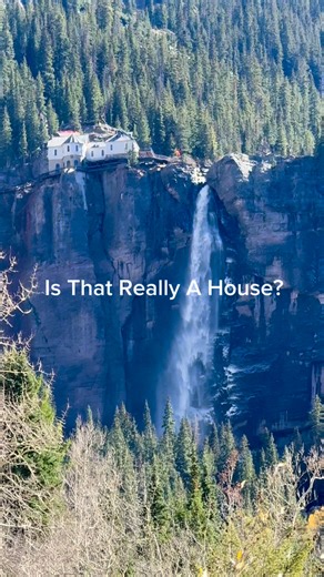 💧 The Hidden Powerhouse Behind Colorado’s Tallest Waterfall 🏔️ Is there really a house on top of Telluride’s waterfall? 👀 Although not technically a house, parts were used as a residence as it once powered an entire mining town! ⚡️💧 Perched beside the 365-foot Bridal Veil Falls, this cliff-top hydroelectric plant once powered Telluride’s legendary mines. Built in 1907, the Smuggler-Union Powerhouse was both a home and a working hydro plant — one of the highest and most dramatic in the world.