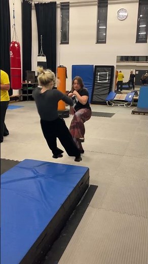Stage & Screen Combat Training – Student kick in the stomach | Digladior