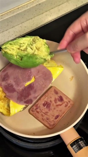 🥪 Luncheon Meat, Beef, Fried Egg & Avocado Sandwich 🥑🍳🥩 – breakfast time