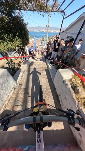 Final Run @delbarrioalpuerto Quiero agradecer a cada uno de ustedes que estuvo apoyando el dia de ayer, entrar en ese tunel de escaleras con publico a full es indescriptible 😍 Gracias a @altamontanaventura @municipalidaddecoquimbo @manouchehri19 @redbullcl por realizar tremendo evento en mi region 🔥 Al final si me canse 🤣 Volveremos mas fuertes el proximo año 💪🏻 @el_gelatto @spaciomia_sport @nutricionista.catalinaamenabar @deggan360 @flypchile @altamontanaventura @maxxisbikes @akichip_prote