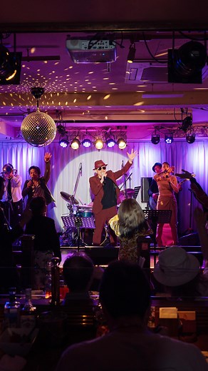 KENTO'S YOKOHAMA 【ケントス横浜】 on Instagram: "【一度見たら忘れられない、圧巻のライブ体験】 . . 音楽が蘇る空間 “KENTO’S YOKOHAMA” ￼ 1976年に六本木で誕生し、今では銀座と横浜に広がる大人のライブハウス。 横浜ケントスでは、70年代～80年代のディスコクラシックスやロックをはじめ、R&B、ソウル、90年代以降のヒットソングなど、時代を超えて愛される音楽を、専属バンドが連夜お届けしています。 ￼ お酒を片手にリズムに浸り、1人でもグループでも気軽に楽しめる居心地の良い空間です。どこか懐かしさを感じながら、思い出を刻むひとときをお過ごしください。 “KENTO’S YOKOHAMA”で、皆様のご来店を心よりお待ちしております。 ￼ . . #kentos #kentosyokohama #ケントス #横浜ケントス #横浜グルメ #横浜ディナー #横浜バー #横浜デート #ライブハウス #生演奏 #生演奏が聴けるお店 #横浜ライブ #ミュージックバー #大人デート"