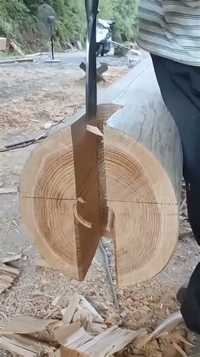 Shaping a Wooden Log with a Simple Handy Tool #woodsplitting #woodprocessing #wooding #woodproject