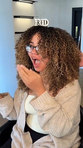 A simple step that makes all the difference ✨ We’re obsessed with the VOLUME these Volume Root Clips gave her! If you struggle with flat roots or just want a little extra lift, these Volume Root Clips are a must in your curl routine 🤌 How to use: 1️⃣ Apply your favorite Bounce Curl stylers to damp hair 2️⃣ Lift your roots and secure the Volume Root Clips where you want more volume 3️⃣ Diffuse or air-dry 4️⃣ Remove to reveal lifted roots and full, voluminous curls BCFM is here! 🛍️ From 11/21–11