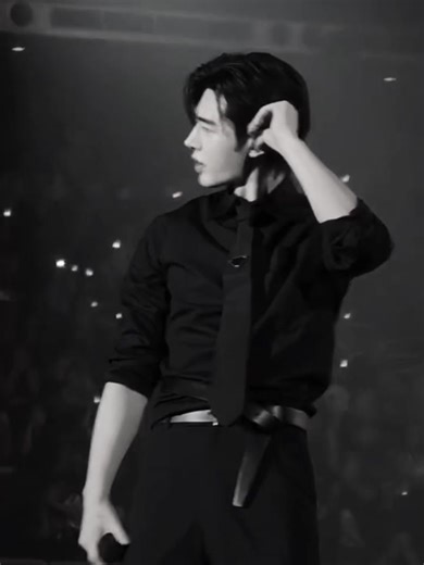 #pov : Kamu sebenarnya tidak pernah ingin berada di posisi ini. Bisnis keluarga, jabatan, tanggung jawab, semuanya terasa seperti beban yang diwariskan paksa oleh ayahmu. Kamu menjalankannya bukan karena ambisi, tapi karena tidak punya pilihan. Dan sekarang, pilihan itu membawamu ke Paris, untuk bertemu CEO muda yang namanya sering muncul di laporan. Park Sunghoon. Seharian penuh rapat internal, jet lag, dan tekanan membuat kepalamu nyaris meledak. Maka malam itu, tanpa pengawal, tanpa asisten, 