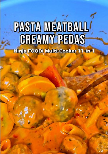 One pot creamy spicy meatball pasta 🔥 Semua masuk sekali dalam pot 😍 Dan paling best, guna Ninja Foodi multi cooker 11 in 1 siap dalam masa 8 minit je. Meatball pun confirm tak berderai . Petuanya, pastikan meatball frozen dulu sebelum masukkan dalam periuk. Ingredients: 🍝 1/2 kotak pasta penne ( nak tukar spaghetti atau pasta lain pun boleh ) 🍅 1 botol sos bolognese 500g ( apa-apa brand pun boleh ) 💧 1 botol air ( guna botol sos tadi untuk sukatan ) 🥛 250 ml cooking cream 🌶️ 1 sudu besar