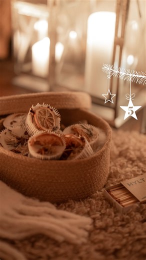 🎄✨ Door #18: DIY Festive Firestarter ✨ Spread warmth and light this holiday season with a homemade firestarter crafted from candle wax! 💫 Add a touch of #ChristmasMagic with cinnamon, dried orange slices, or spices – they’ll look gorgeous and fill your home with festive scents! 🌟🍊 Get cozy and creative with this #upcycled holiday project. 💖🔥 👉 Check out today’s story for all the steps you need to make your own! 🎁 Win an IKEA gift card worth CHF 100! 🎁 1️⃣ Tell us in the comments: Who wo