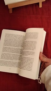 CHIAMATA ALLE ARMI Cap. VI (o anche: "La storia della calligrafia") Lo Scriptorium della Torre ha aperto le porte! Ci sono ancora millemila dettagli da mettere a punto, ché un pedante come me non sarà soddisfatto fino a che tutto non girerà come le perfette complicazioni di un orologio, MA la gente comincia ad entrare e a riempirsi gli occhi di meraviglia di fronte alle opere delle migliori eccellenze della scrittura, della miniatura, della legatoria e della stampa storica. Quello che non poteva