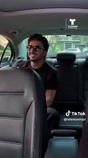 Un video que circula en redes sociales muestra el momento en que un taxista se percata de que el pasajero al que le estaba brindando transporte era nada más y nada menos que el cantante puertorriqueño Luis Fonsi. #luisfonsi #mexico #telemundopr #telemundopuertorico