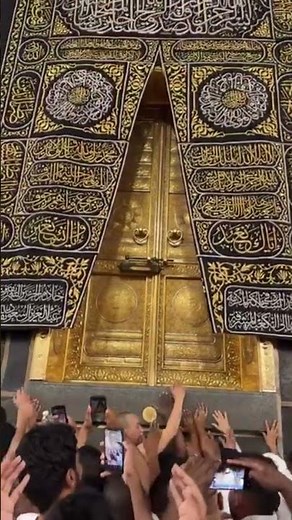 Thousands Gather at the Door of the Kaaba – A Moment of Pure Faith