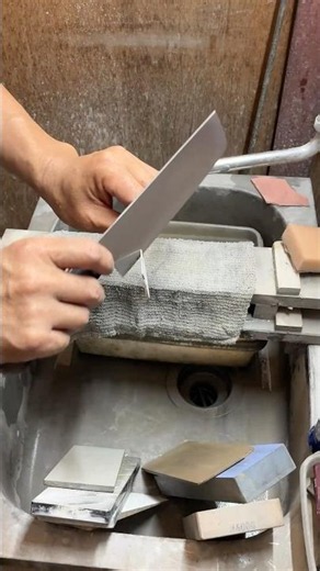 ハガネが潰れた菜切を研ぎ出すと Restoring an old nakiri knife with a worn-down steel core.#beforeandafter