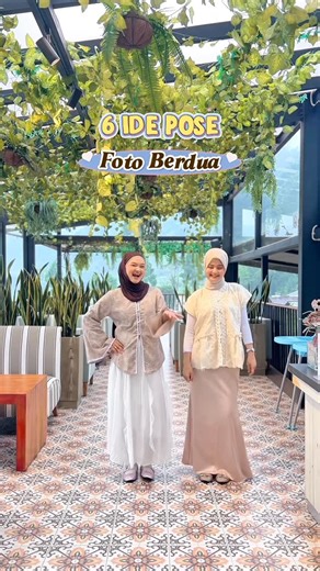 TOKO BAJU PURWOKERTO on Instagram: "ide pose foto berdua😆🫶🏻✨ #fyp #ideposefoto #bestfriend #outfitinspiration #outfitoftheday"